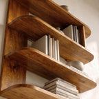Bibliothèque organique au design sculptural artisanal pour salon SINLKIBS053